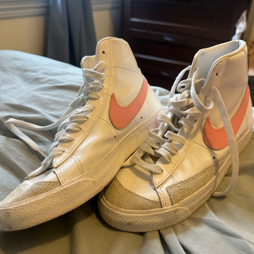 Size 10 Nike Women’s blazer mid 77